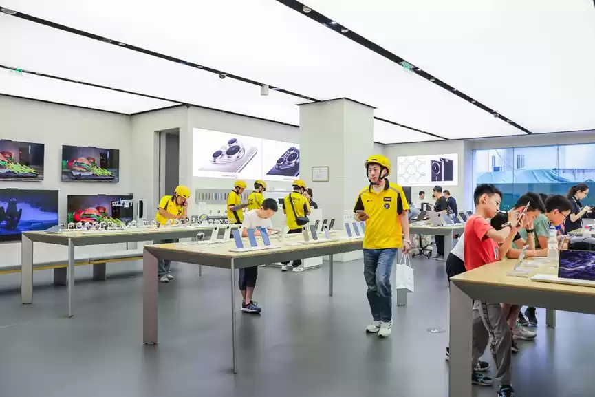 华为新款三折叠手机今日开售，上海有消费者“闪购下单”10分钟尝鲜