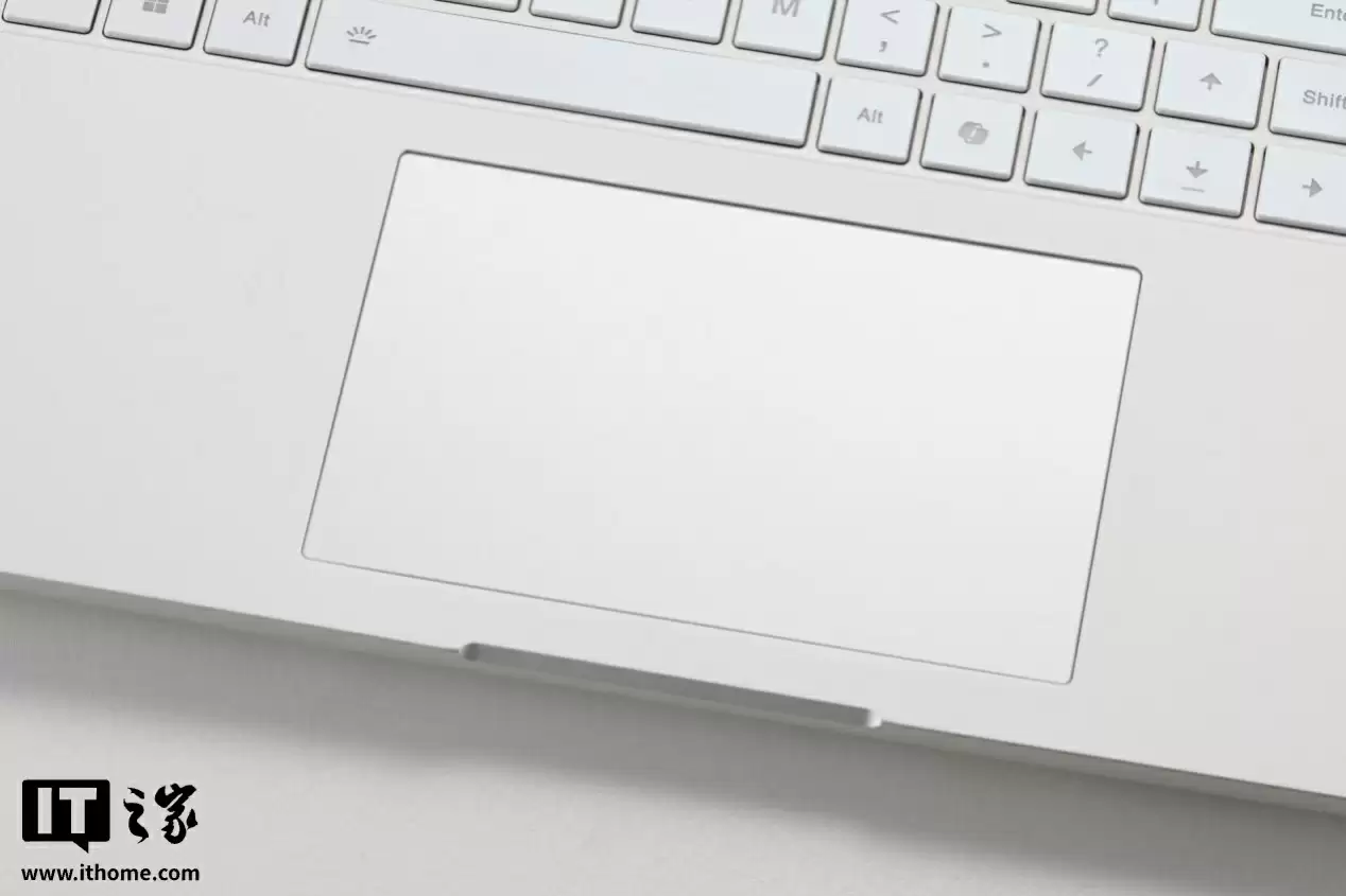 【IT之家开箱】全金属 CNC 精雕拼图风，COLORFIRE MEOW R16 Ultra 游戏本图赏