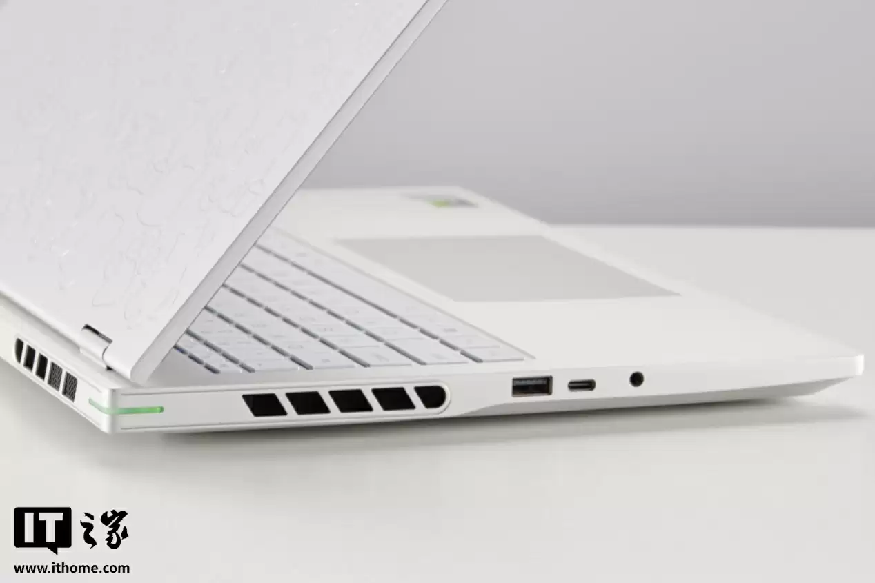 【IT之家开箱】全金属 CNC 精雕拼图风，COLORFIRE MEOW R16 Ultra 游戏本图赏