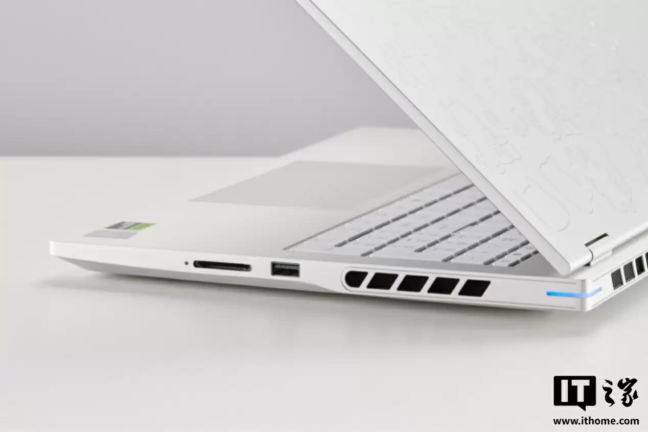 【IT之家开箱】全金属 CNC 精雕拼图风，COLORFIRE MEOW R16 Ultra 游戏本图赏