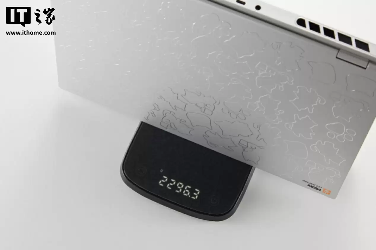 【IT之家开箱】全金属 CNC 精雕拼图风，COLORFIRE MEOW R16 Ultra 游戏本图赏