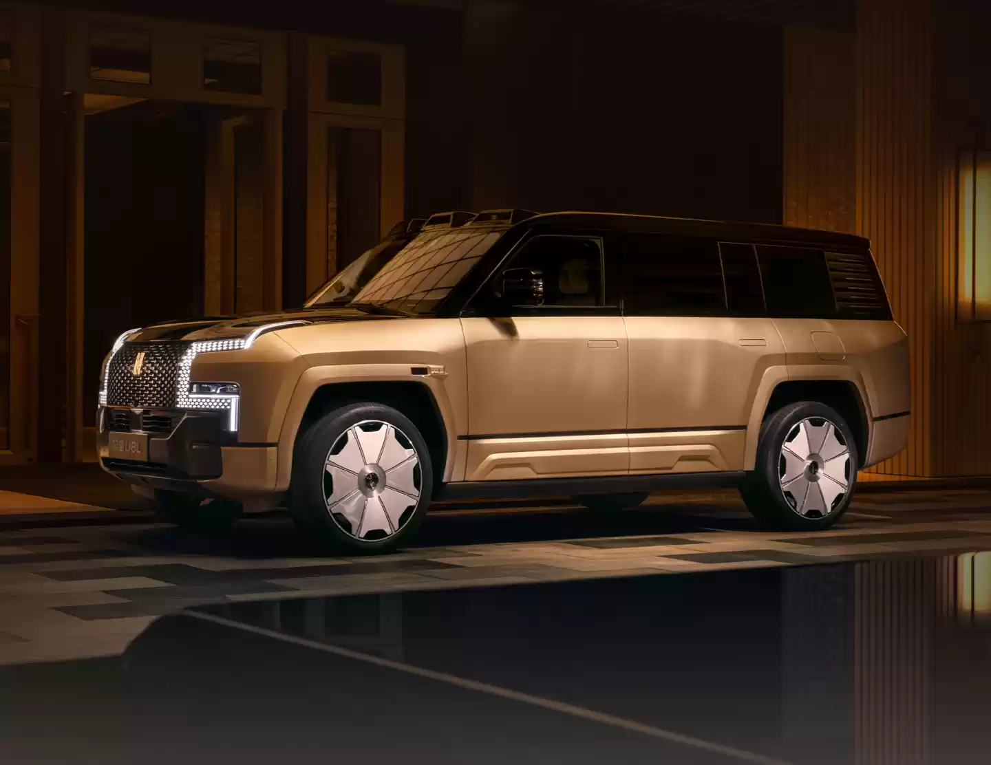 比亚迪仰望 U8L 鼎世版全尺寸行政豪华 SUV 上市：128 万元起，9 月底交付