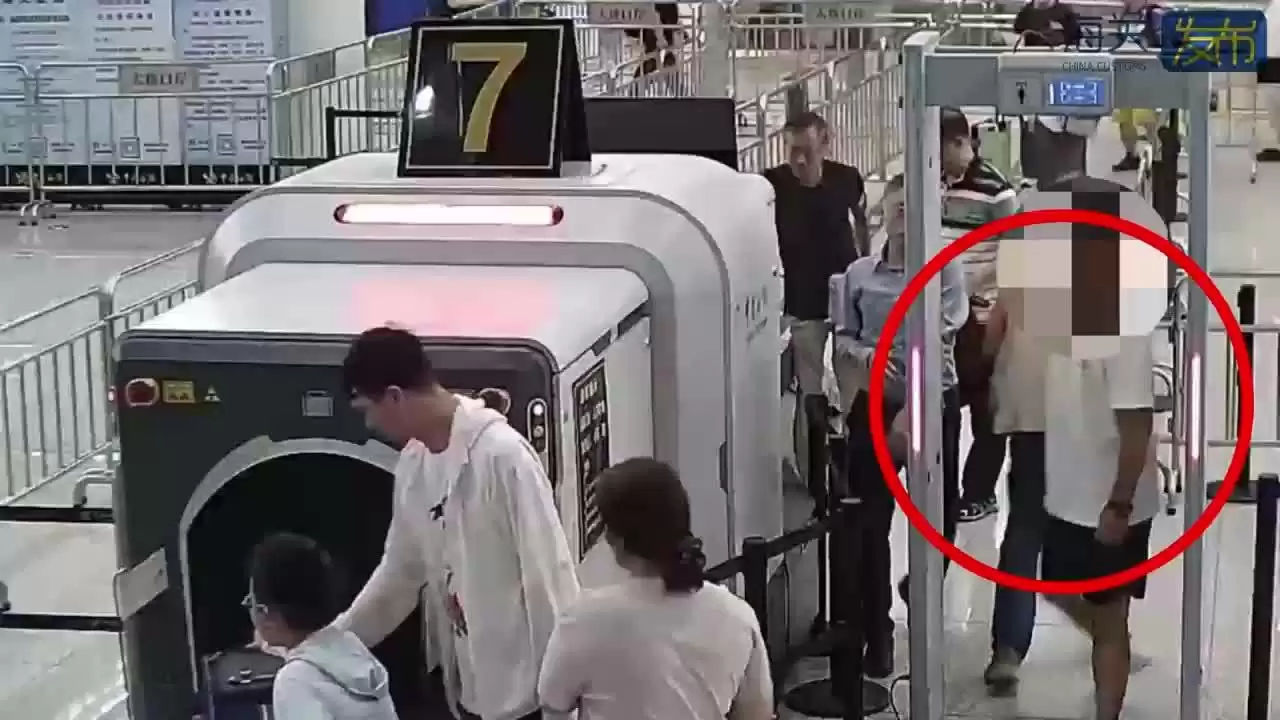 弹力绷带绑上 120 张《NBA 2K26》，港珠澳大桥海关查获旅客腰间藏游戏碟