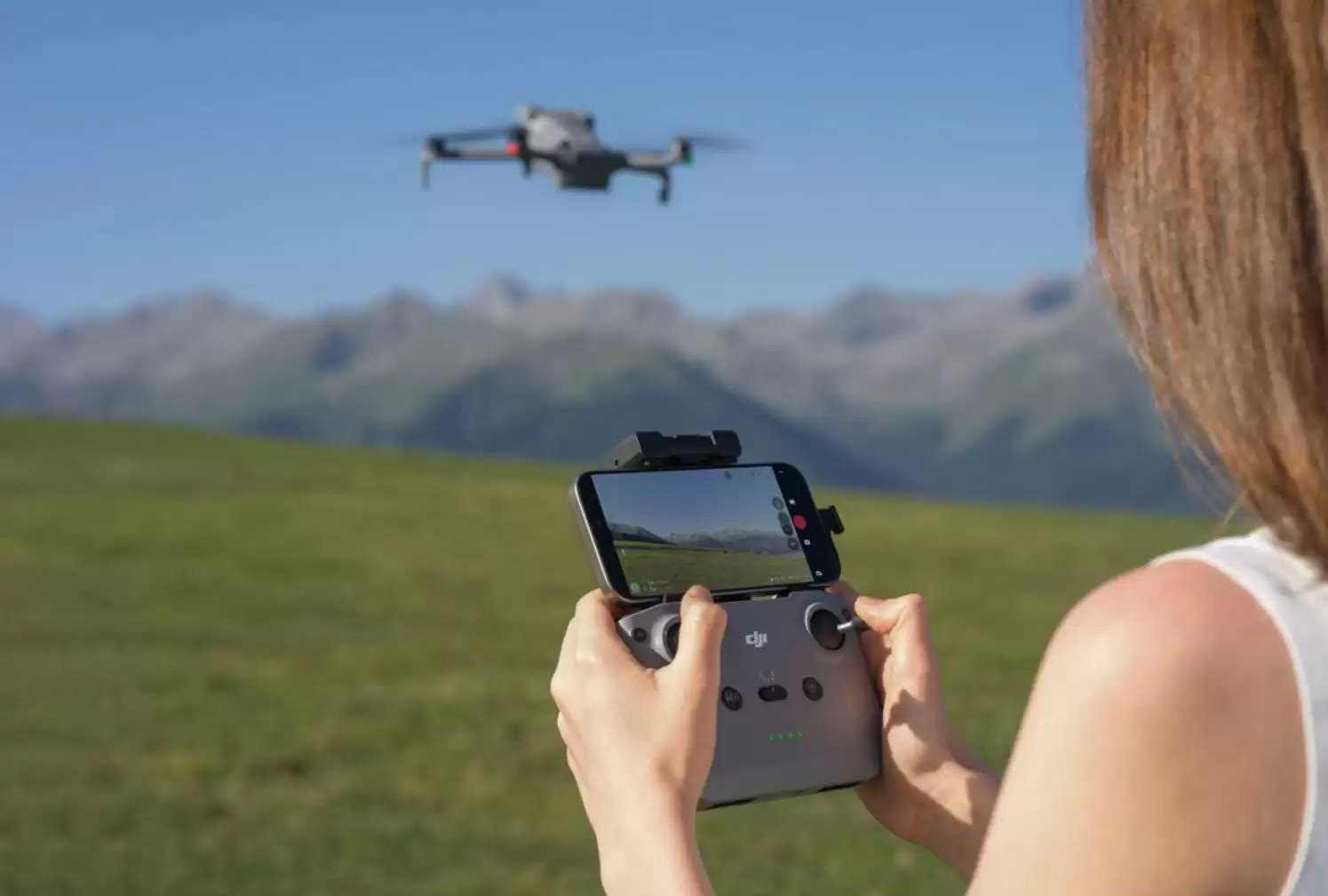 大疆 DJI Mini 5 Pro 无人机宣传图曝光:1 英寸传感器、重量低于 250 克