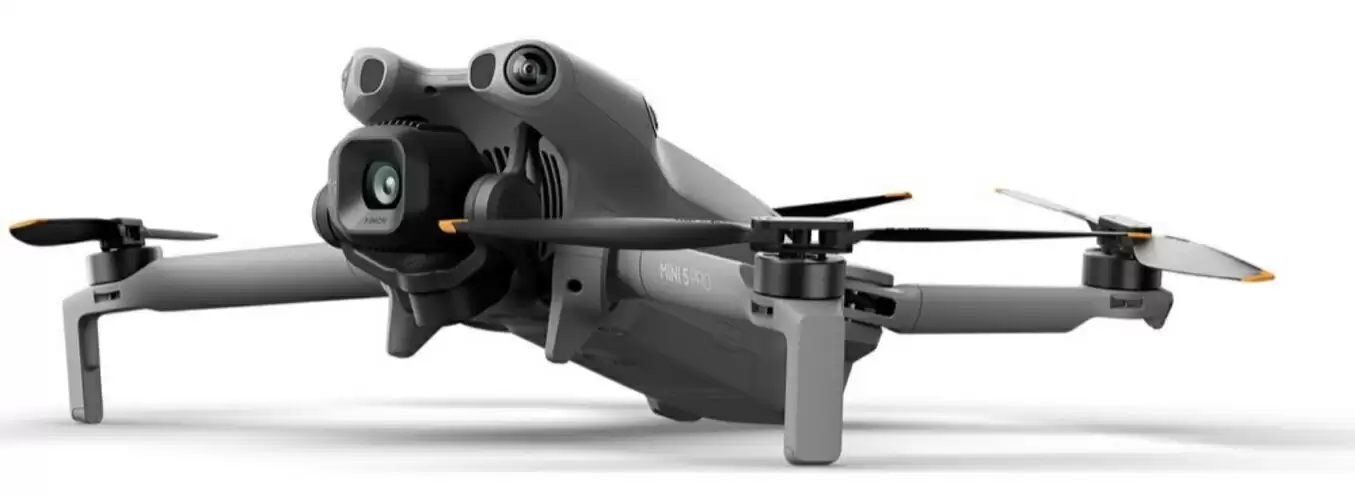 大疆 DJI Mini 5 Pro 无人机宣传图曝光:1 英寸传感器、重量低于 250 克