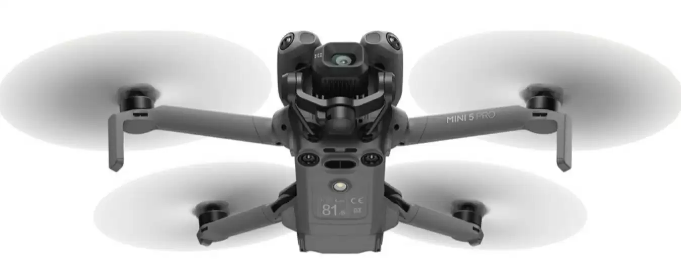 大疆 DJI Mini 5 Pro 无人机宣传图曝光:1 英寸传感器、重量低于 250 克