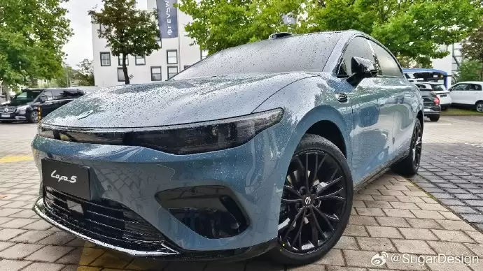 零跑 Lafa5 蓝色实车图曝光,今年 Q4 发布