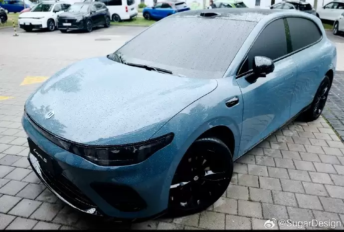 零跑 Lafa5 蓝色实车图曝光,今年 Q4 发布