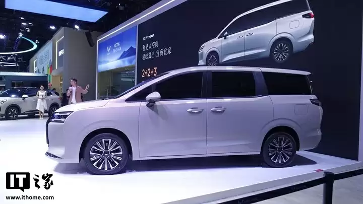 五菱星光 730 全新 MPV 车色公布:7 座布局,三种动力系统