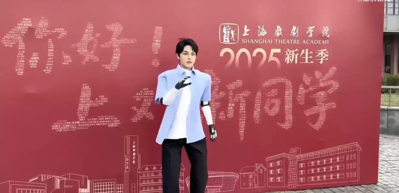 全国首位机器人博士生“学霸 01”完成上海戏剧学院“新生入学报到”,将接受“艺术与科技双导师指导”