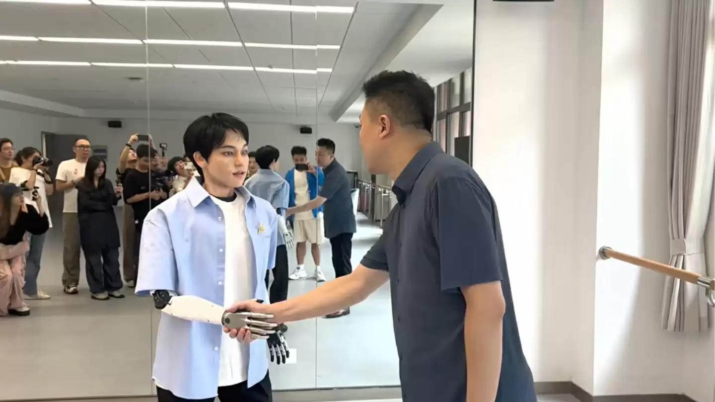 全国首位机器人博士生“学霸 01”完成上海戏剧学院“新生入学报到”,将接受“艺术与科技双导师指导”