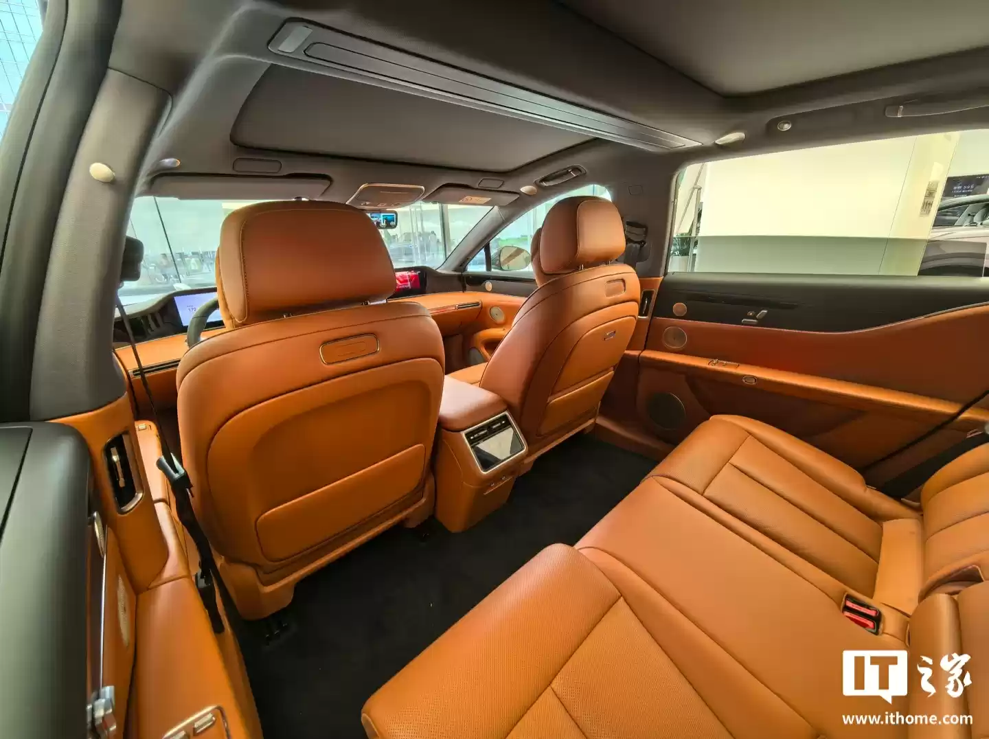 鸿蒙智行首款旅行车享界 S9T 配备智能投影巨幕系统 2.0，支持 1080P 超清画质