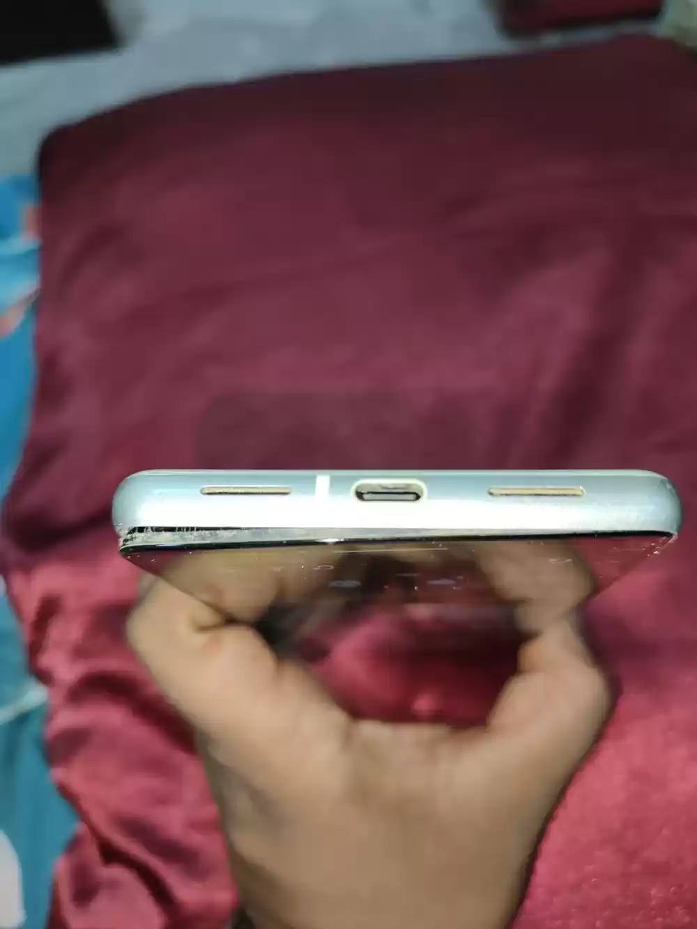 多位用户称谷歌 Pixel 7 / Pro 手机电池鼓包，导致屏幕脱落