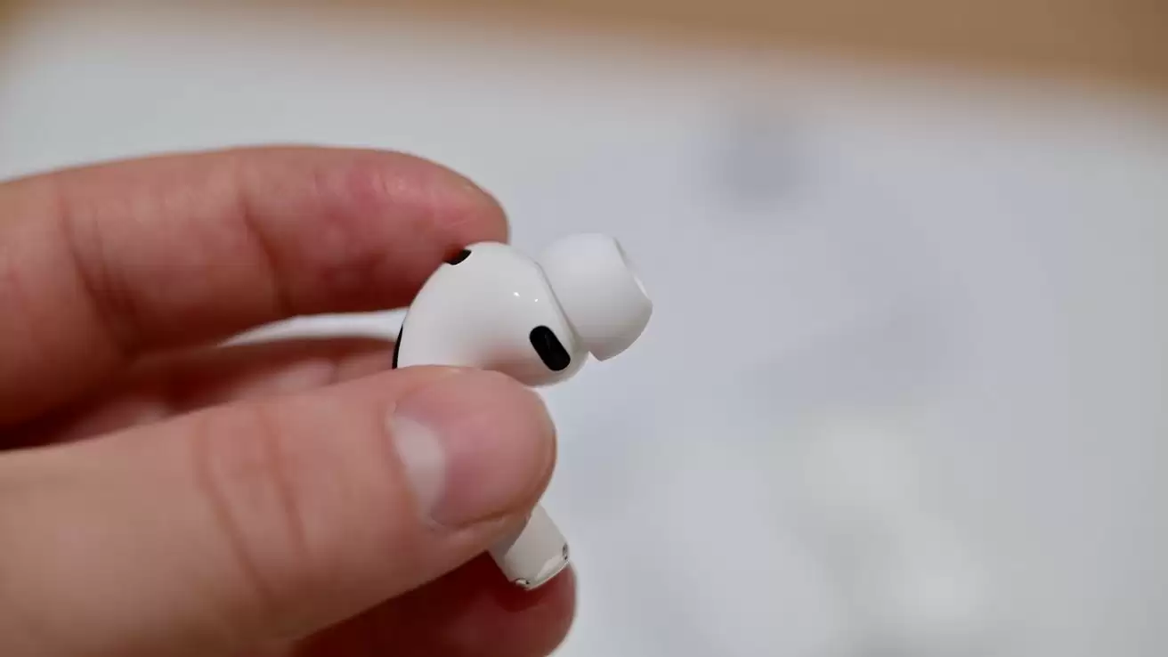 初探苹果 AirPods Pro 3 无线耳机：佩戴更舒适、降噪更卓越，新增心率监测和实时翻译