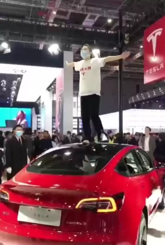 车顶维权女车主历时