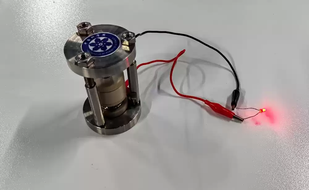 我国科学家开发出首例氢负离子原型电池，成功点亮