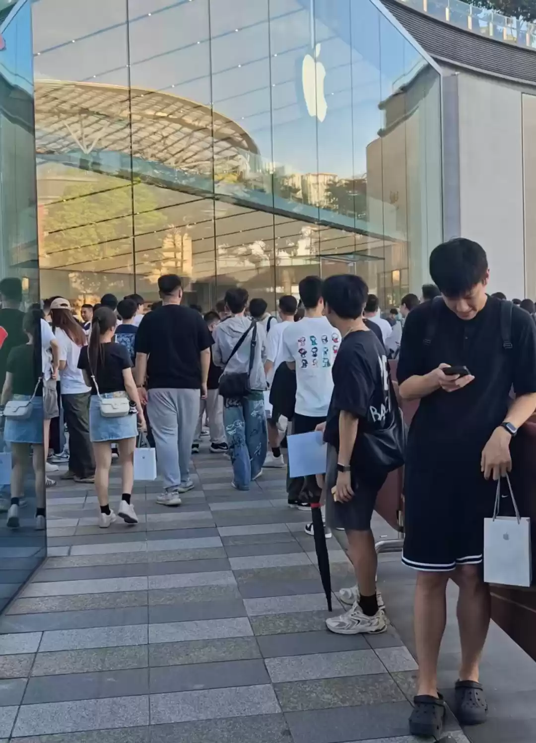 广州苹果直营店前排队人群