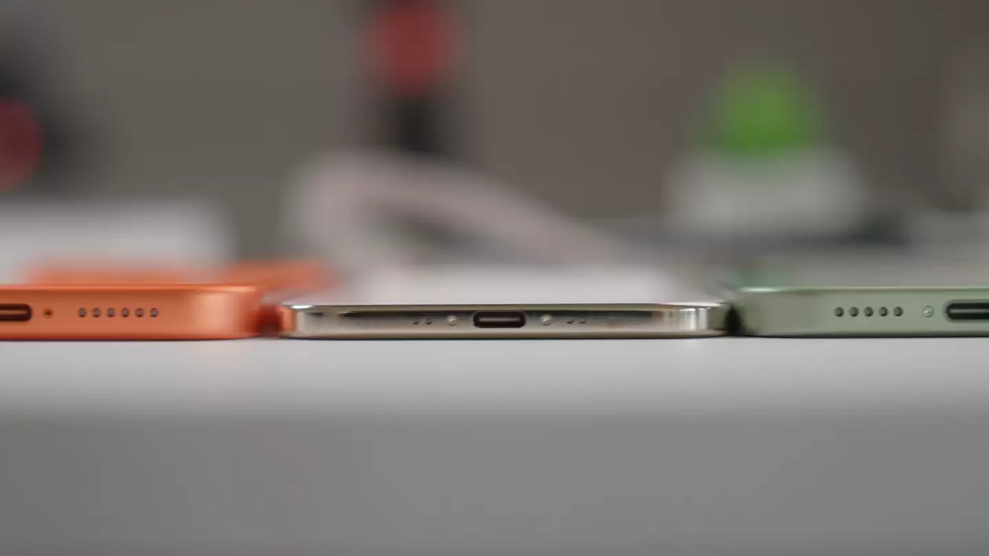 首批苹果 iPhone 17 / Pro 系列已送达用户，部分网友已晒出开箱图