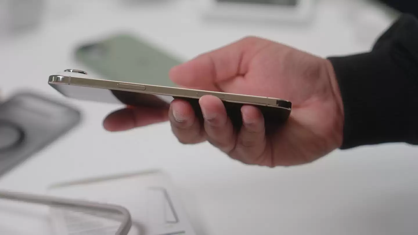 首批苹果 iPhone 17 / Pro 系列已送达用户，部分网友已晒出开箱图