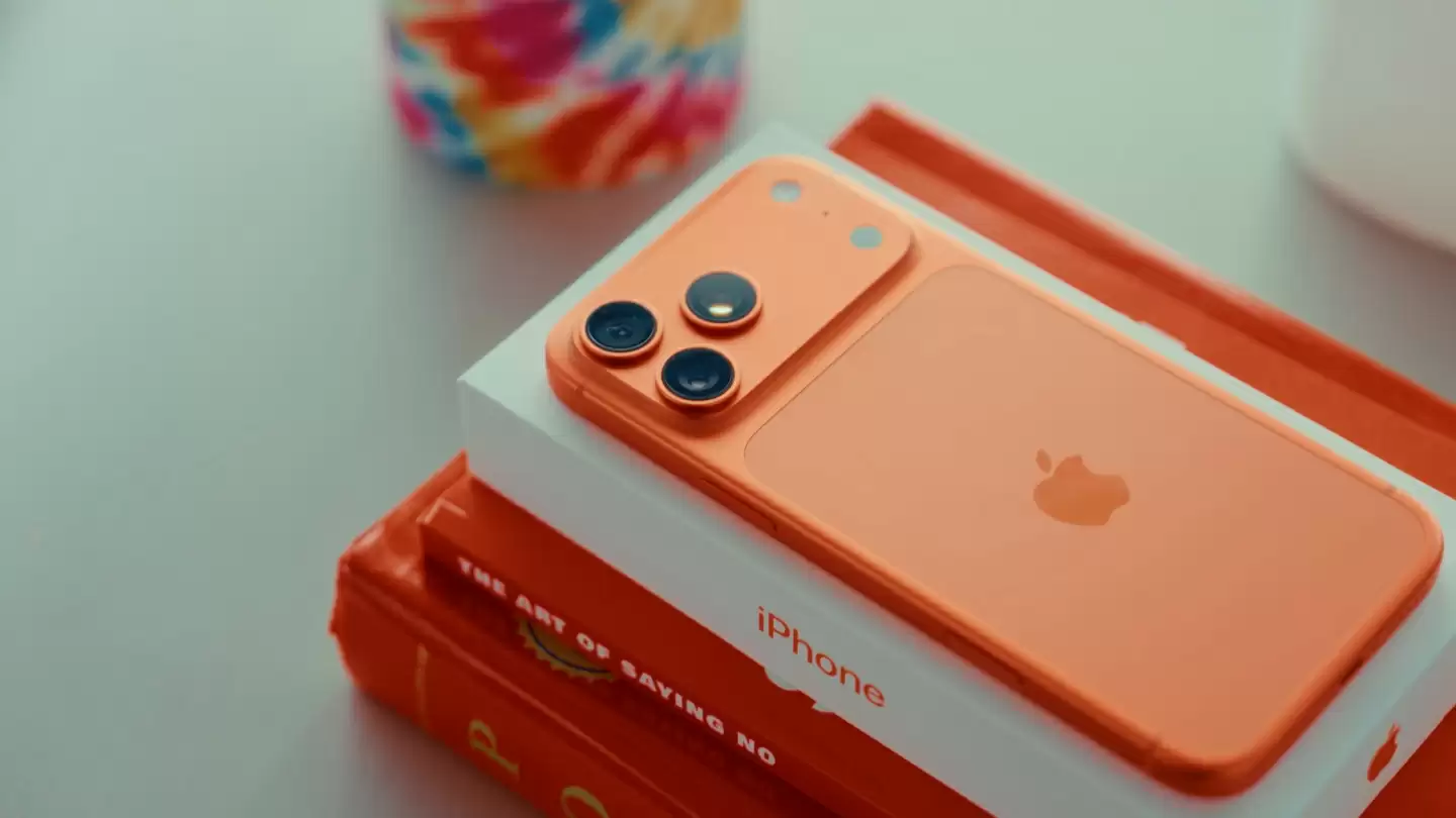 首批苹果 iPhone 17 / Pro 系列已送达用户，部分网友已晒出开箱图