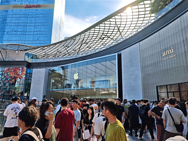 iPhone 17上市首日火爆：果粉抢购致门店排长龙