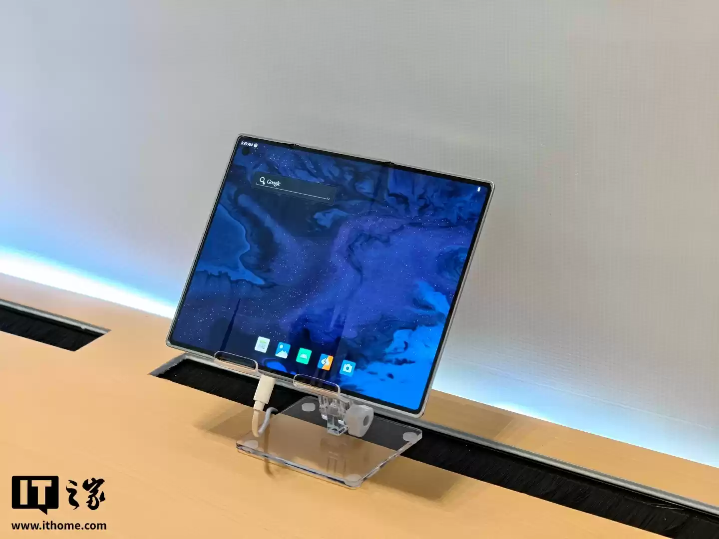 天马三折叠手机屏幕方案亮相:全球首款G