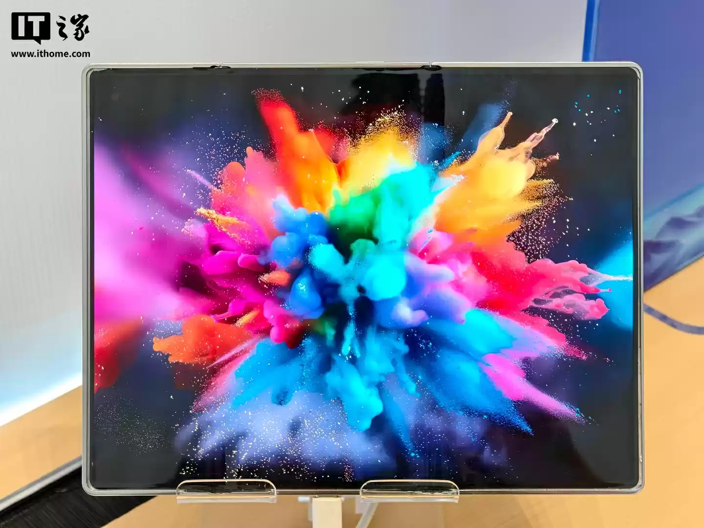 天马三折叠手机屏幕方案亮相:全球首款G