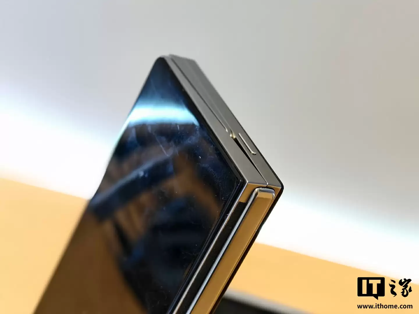 天马三折叠手机屏幕方案亮相:全球首款G