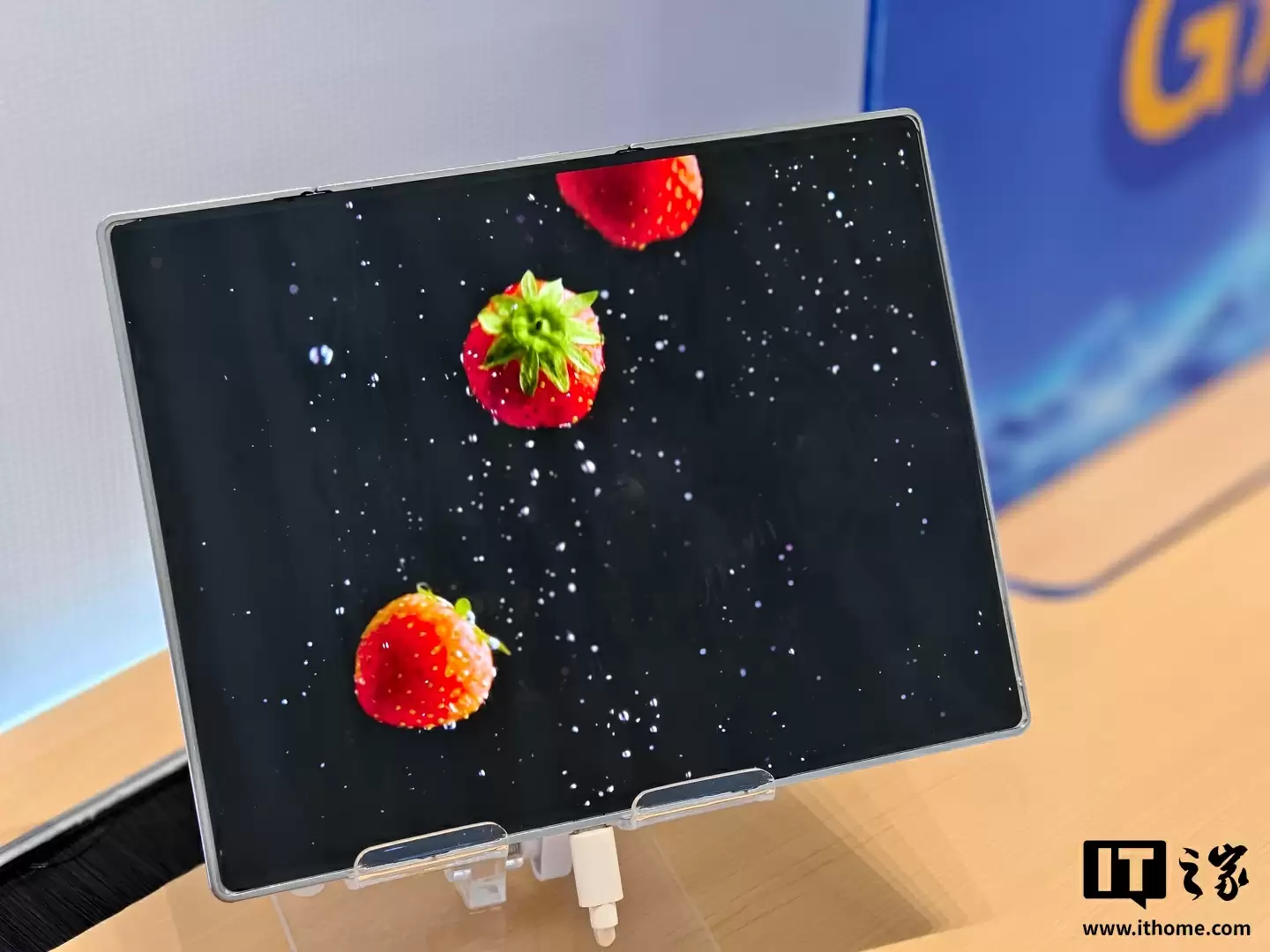 天马三折叠手机屏幕方案亮相:全球首款G