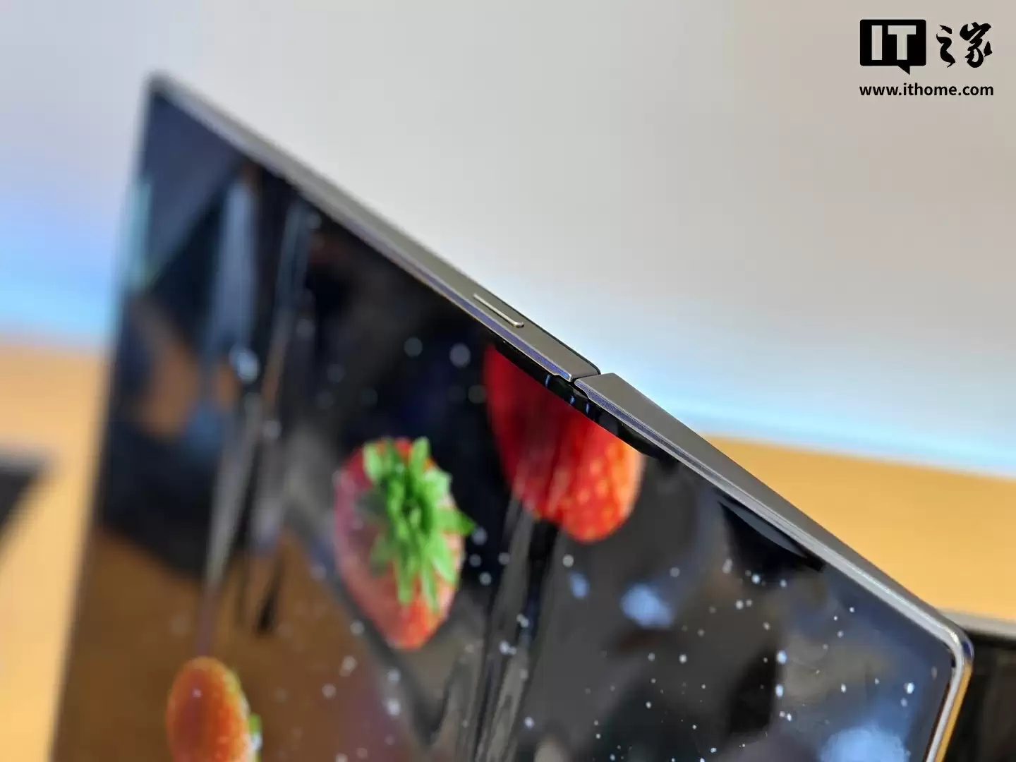 天马三折叠手机屏幕方案亮相:全球首款G