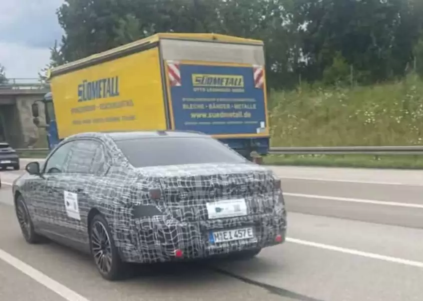 2027款宝马7系尾部设计