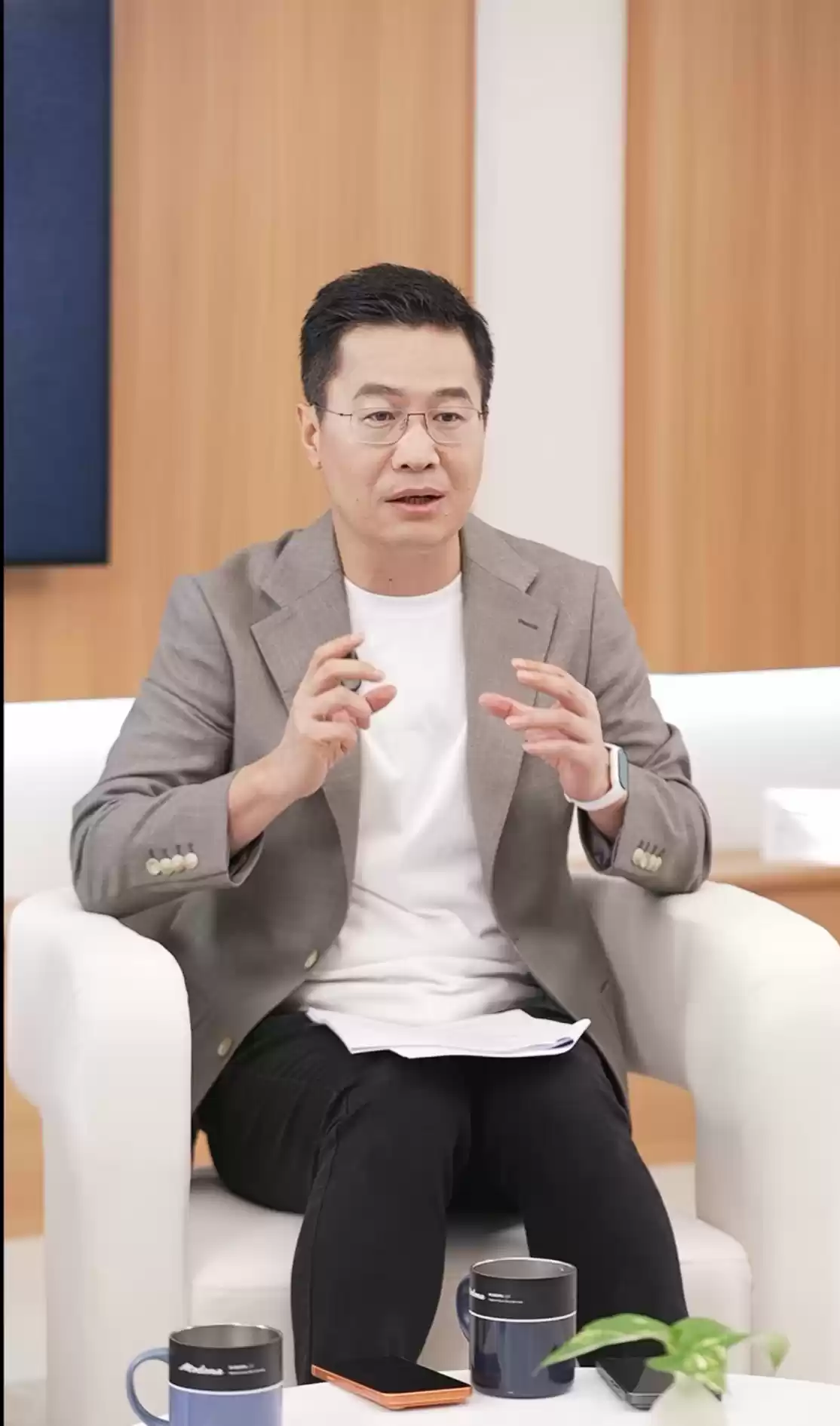 卢伟冰解释小米17命名