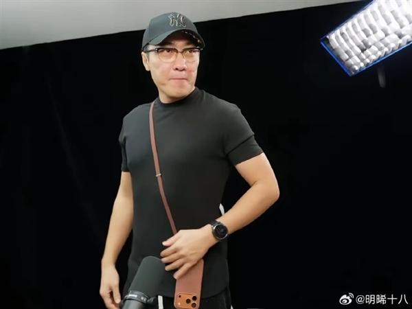 苹果官方17挂绳售价479元引热议，王自如实测展示佩戴效果