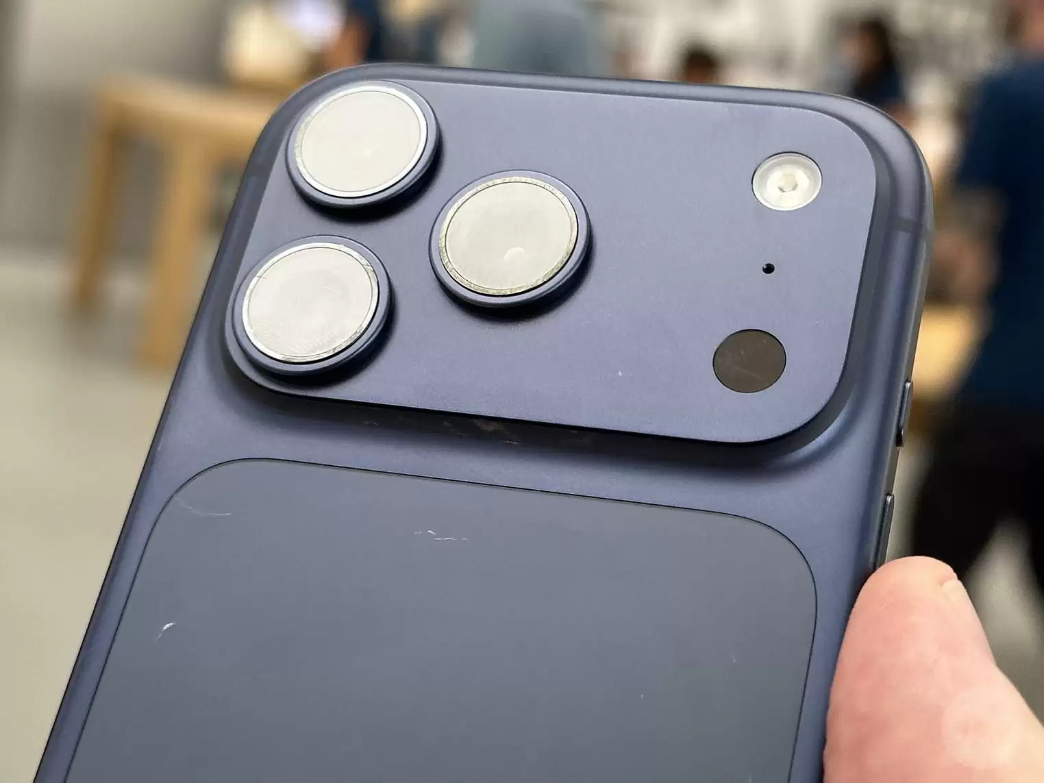 苹果 iPhone 17 Pro / Max 遇划痕危机,深蓝色版尤为明显