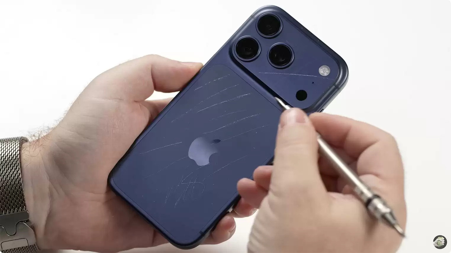 苹果 iPhone 17 Pro / Max 遇划痕危机,深蓝色版尤为明显