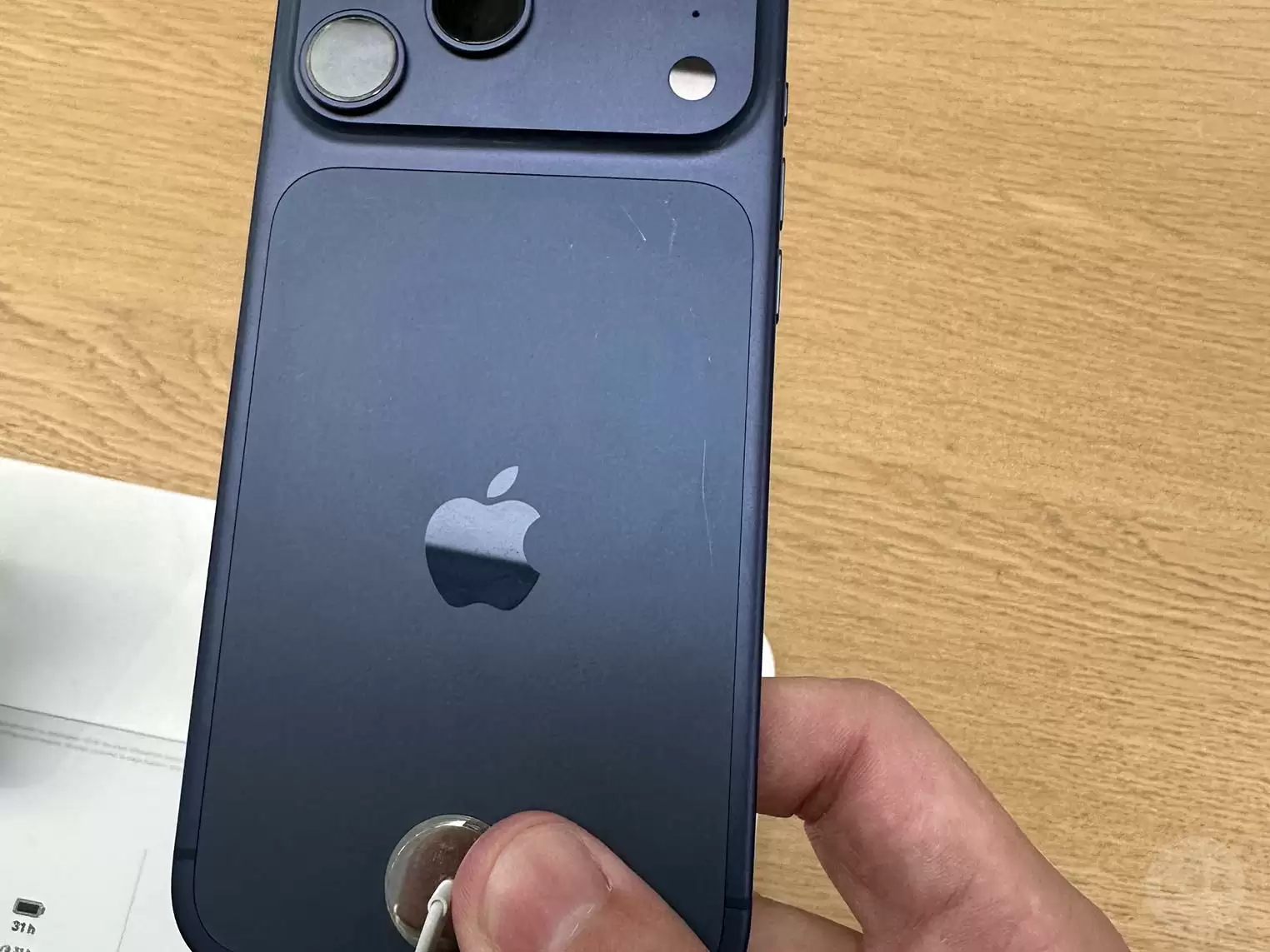 苹果 iPhone 17 Pro / Max 遇划痕危机,深蓝色版尤为明显