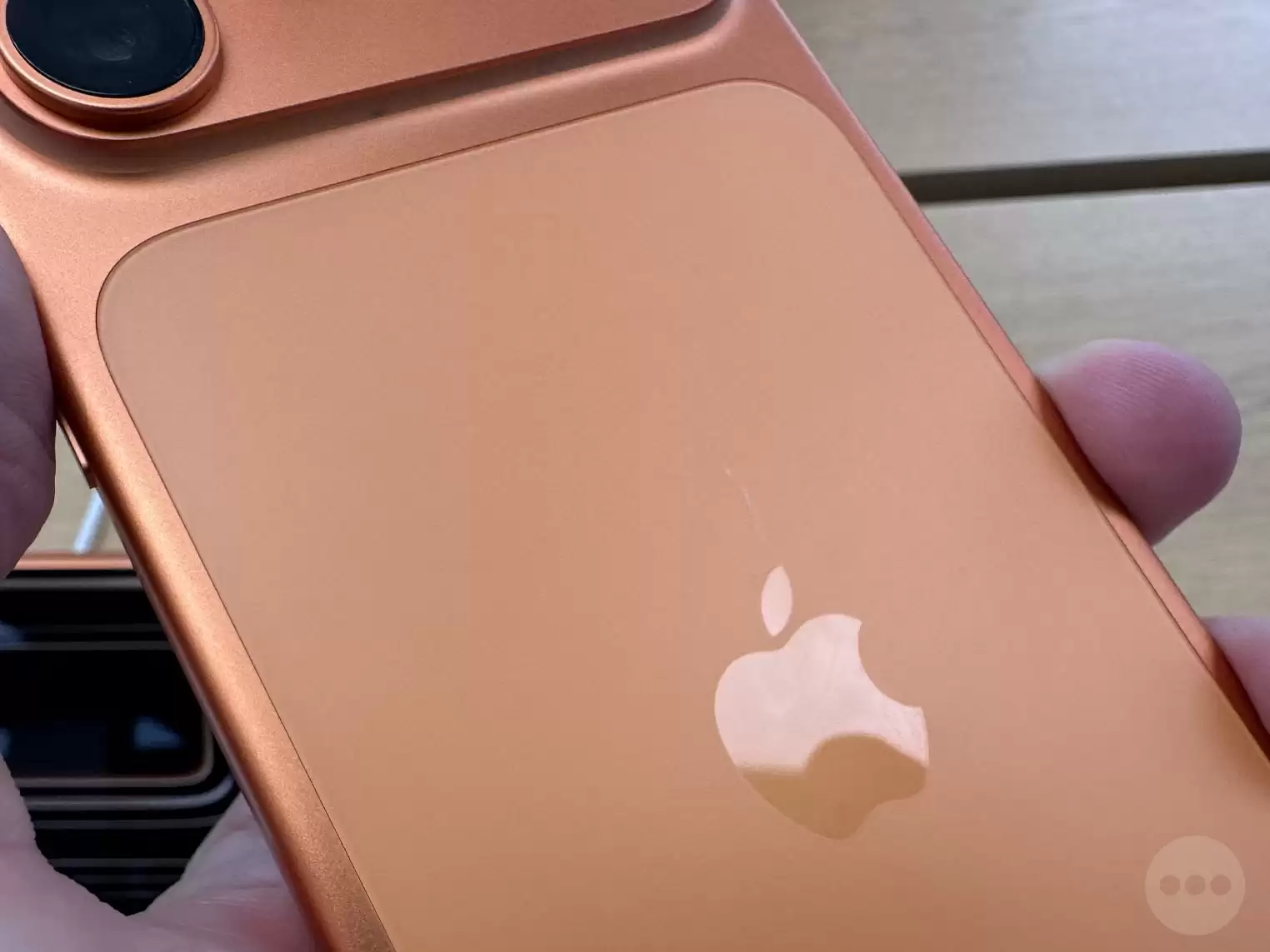 苹果 iPhone 17 Pro / Max 遇划痕危机,深蓝色版尤为明显