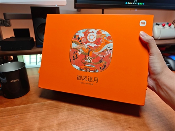 2025小米15周年中秋礼盒开箱:蕴藏澎湃OS与玄戒O1元素的创意月饼
