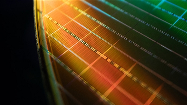 AMD突破DDR5技术瓶颈：频率提升至12.8Gbps，性能翻倍
