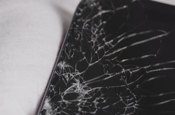 iPhone 17 Pro与Air跌落实测:屏幕碎裂问题依旧突出