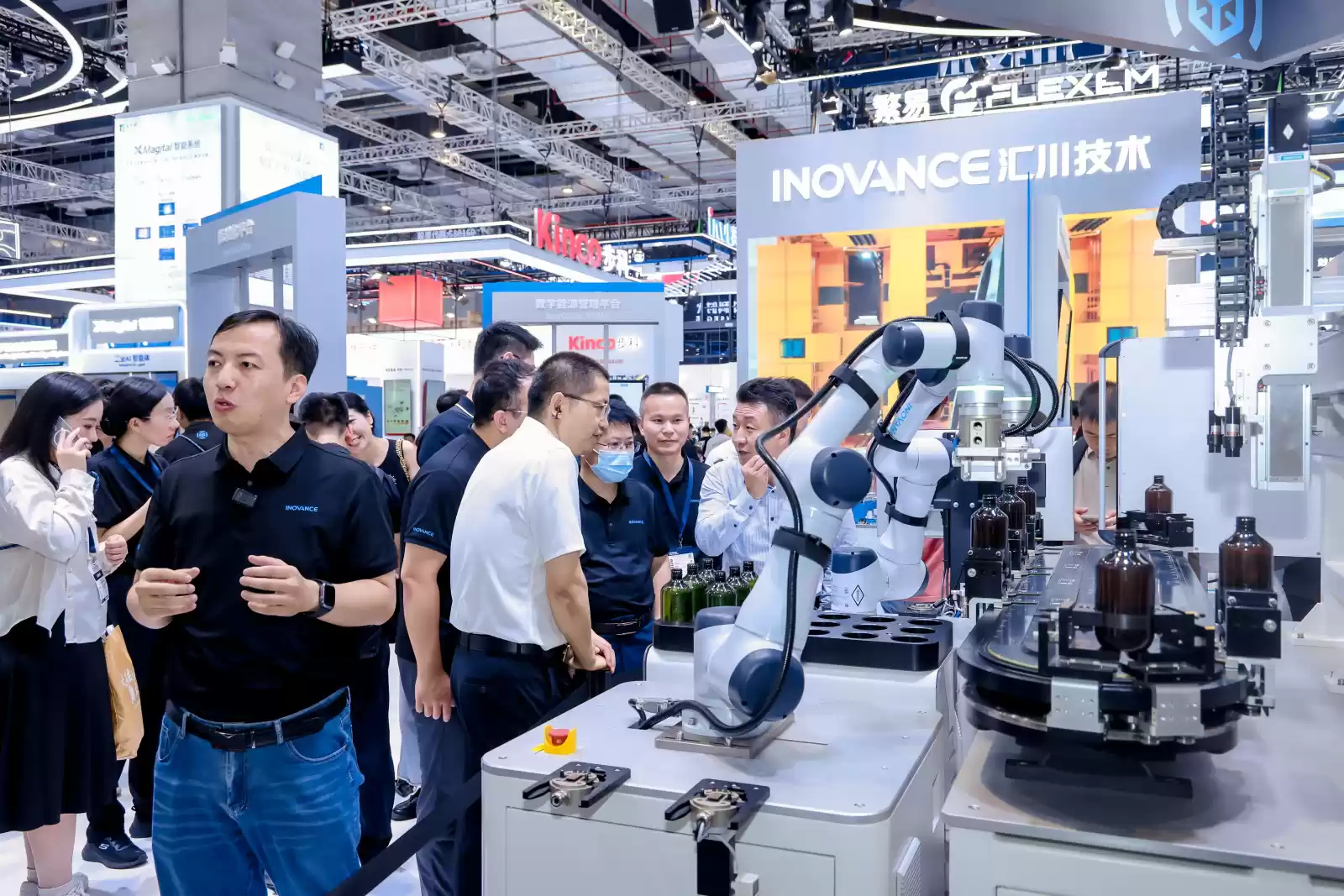 汇川展台上的机械臂场景