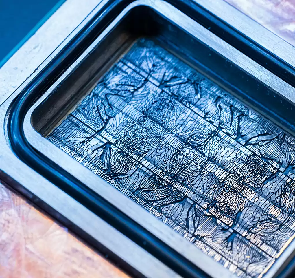 微软攻克数据中心芯片散热瓶颈：微流体