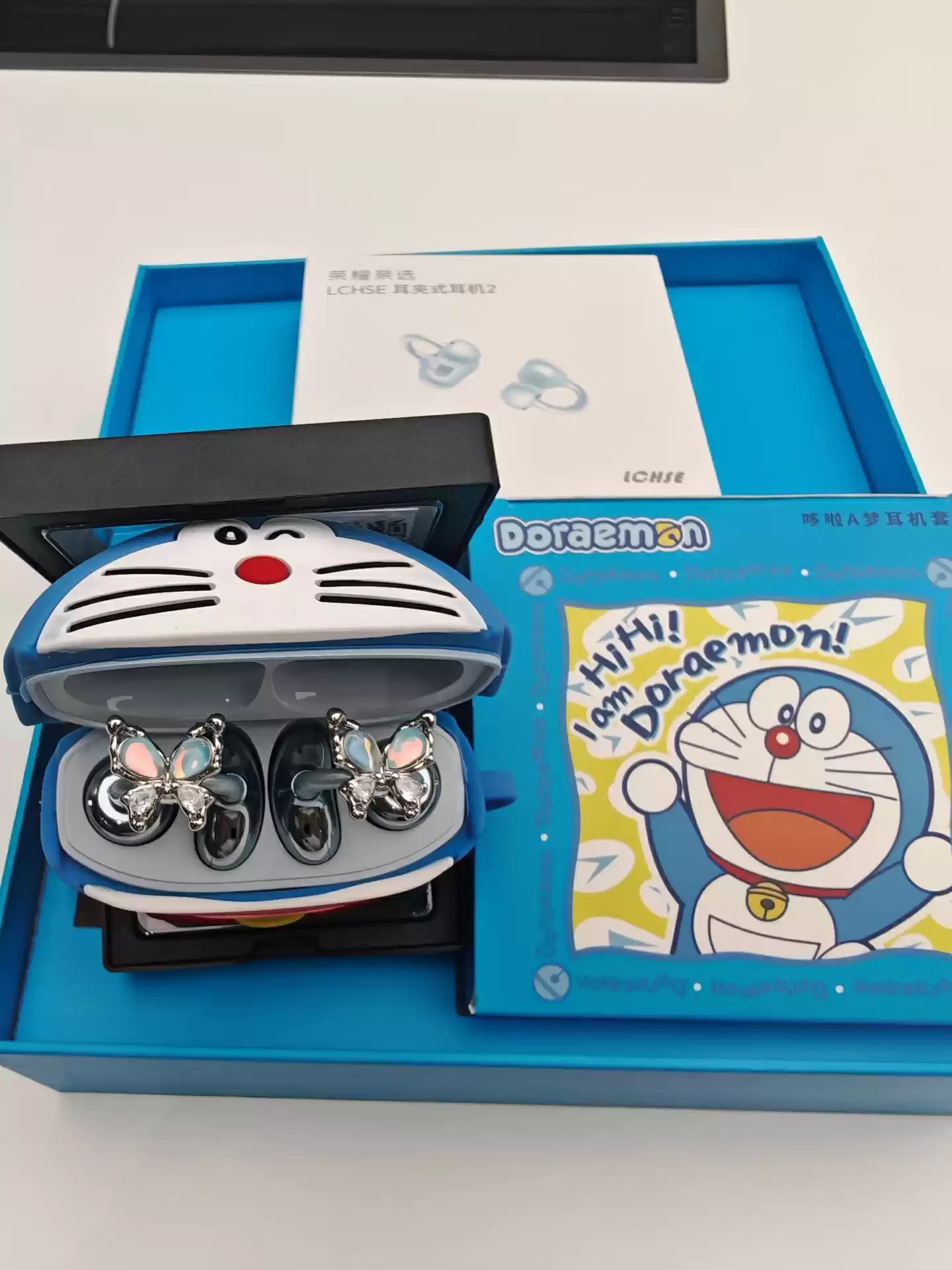 荣耀亲选耳夹式耳机 2 哆啦 A 梦限定礼盒曝光，含定制保护壳、装饰件等
