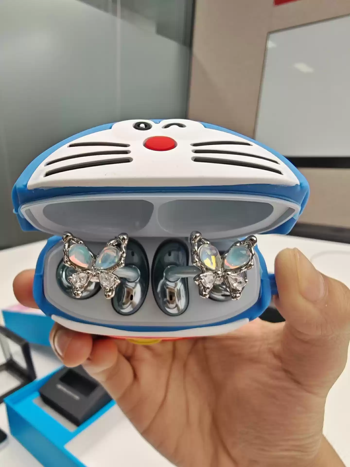 荣耀亲选耳夹式耳机 2 哆啦 A 梦限定礼盒曝光，含定制保护壳、装饰件等