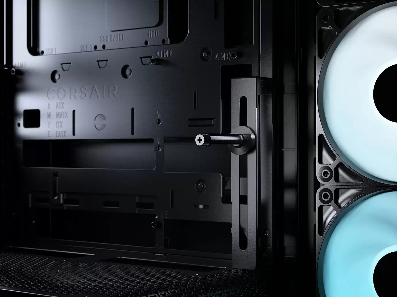 前左一体全景玻璃侧板 + 顶右一体瀑布格栅，海盗船推出 FRAME 4500X 机箱