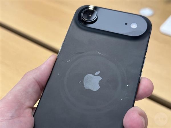 iPhone 17机身磨损问题引争议，苹果官方回应划痕现象