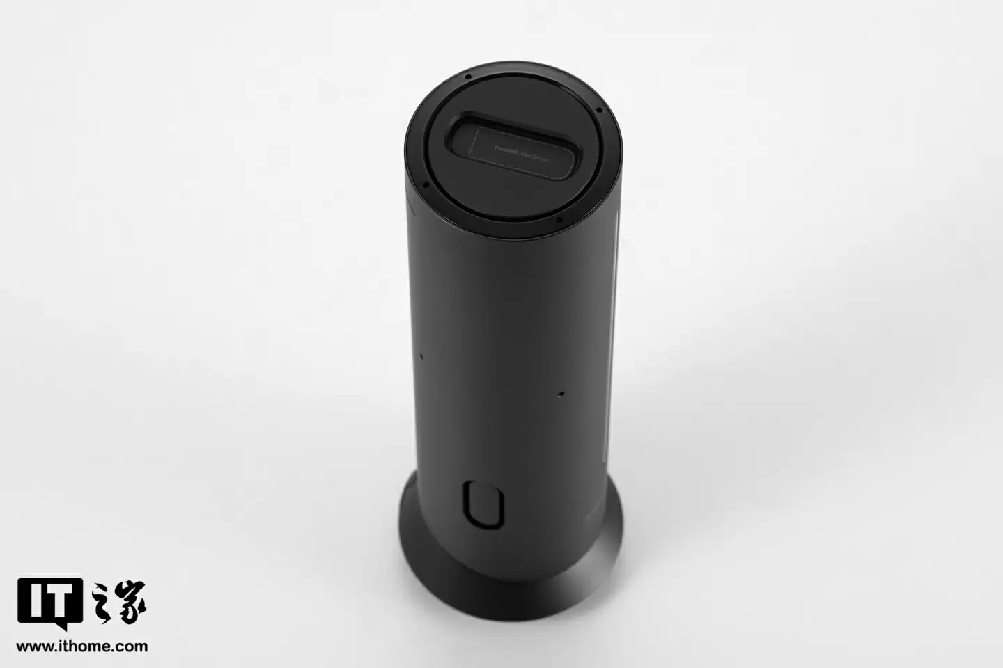 【IT之家开箱】影石首款 AI 录音全向麦克风 Insta360 Wave 图赏:“悬浮式”设计亮眼,底座配备隐藏式触屏