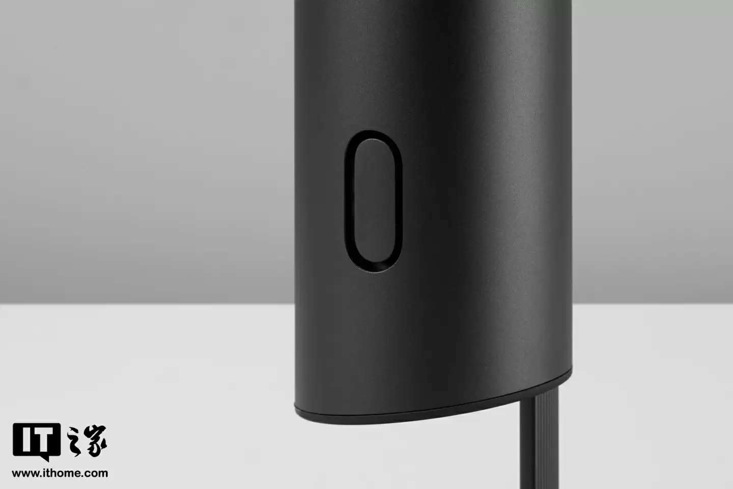 【IT之家开箱】影石首款 AI 录音全向麦克风 Insta360 Wave 图赏:“悬浮式”设计亮眼,底座配备隐藏式触屏