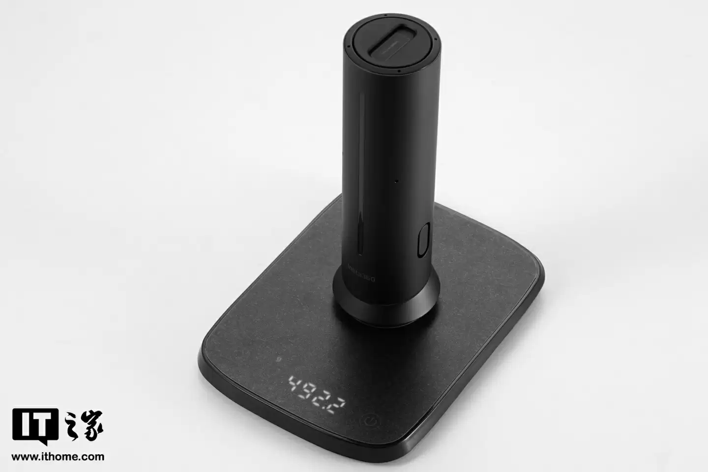 【IT之家开箱】影石首款 AI 录音全向麦克风 Insta360 Wave 图赏:“悬浮式”设计亮眼,底座配备隐藏式触屏