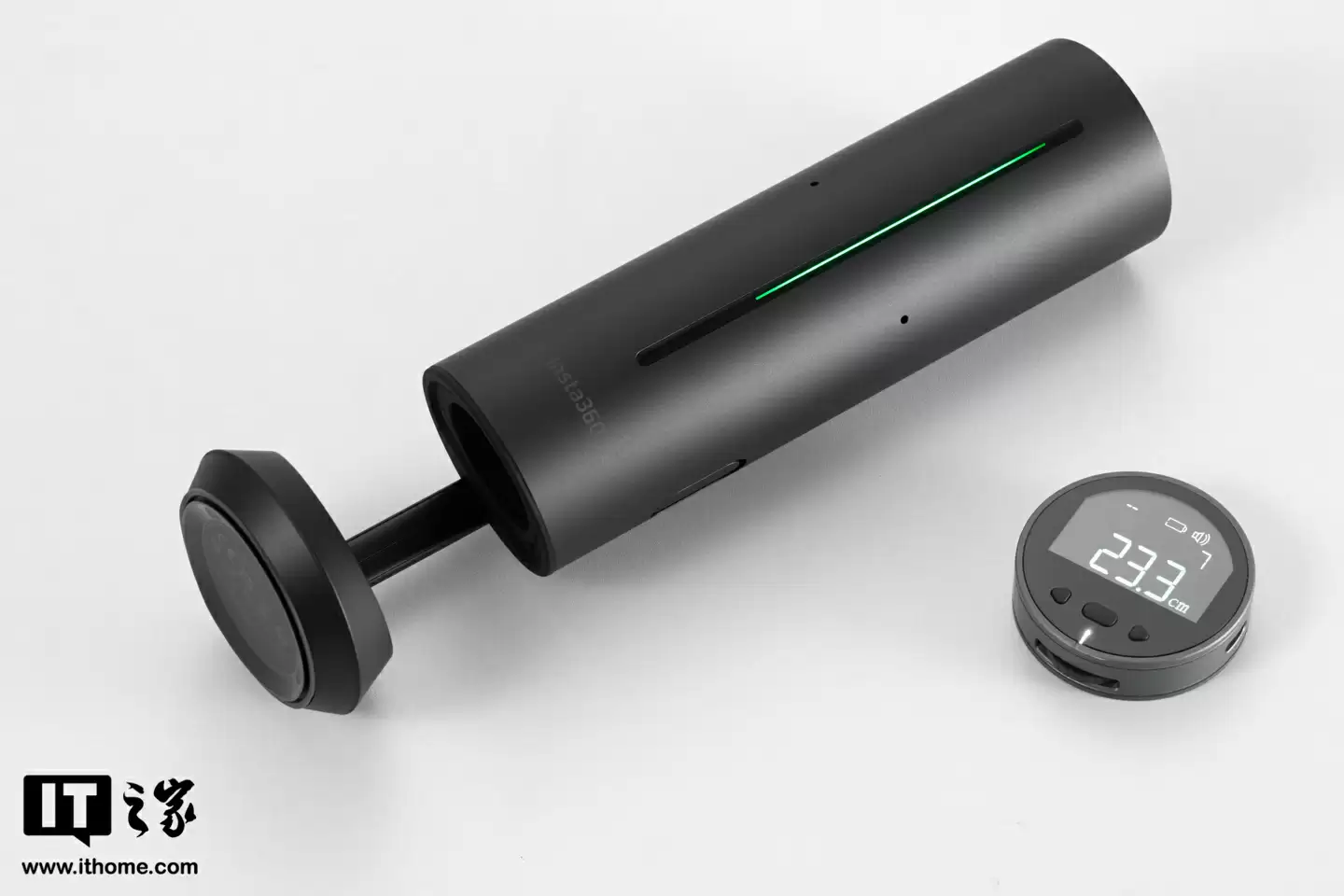 【IT之家开箱】影石首款 AI 录音全向麦克风 Insta360 Wave 图赏:“悬浮式”设计亮眼,底座配备隐藏式触屏